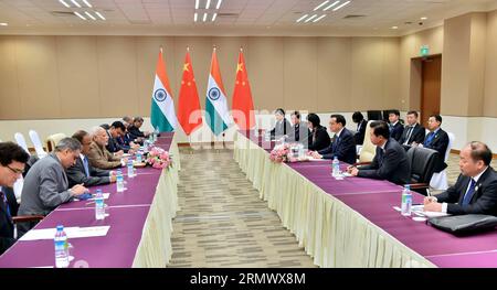 (141113) -- NAY PYI TAW, 13 novembre 2014 -- le premier ministre chinois Li Keqiang rencontre le premier ministre indien Narendra Modi à Nay Pyi Taw, Myanmar, le 13 novembre 2014.) (Yxb) MYANMAR-CHINE-LI KEQIANG-INDIAN PM-MEETING(CN) LixTao PUBLICATIONxNOTxINxCHN Nay Pyi Taw Nov 13 2014 le Premier ministre chinois a quitté Keqiang rencontre les premiers ministres indiens Narendra modes à Nay Pyi Taw Myanmar novembre 13 2014 Myanmar Chine a quitté Keqiang Indian PM MEETING CN LixTxTao PUBLICATIONxNOTxINxNot Banque D'Images