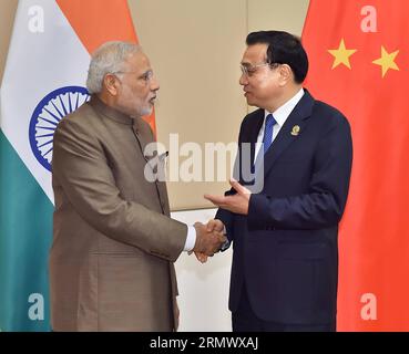 (141113) -- NAY PYI TAW, le 13 novembre 2014 -- le premier ministre chinois Li Keqiang (à droite) rencontre le premier ministre indien Narendra Modi à Nay Pyi Taw, Myanmar, le 13 novembre 2014.) (Yxb) MYANMAR-CHINE-LI KEQIANG-INDIAN PM-MEETING(CN) LixTao PUBLICATIONxNOTxINxCHN Nay Pyi Taw Nov 13 2014 le Premier ministre chinois a quitté Keqiang r rencontre les premiers ministres indiens Narendra modes à Nay Pyi Taw Myanmar novembre 13 2014 Myanmar Chine a quitté Keqiang Indian PM Meeting CN LixTxToxNov Banque D'Images