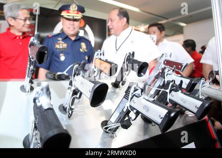 (141113) -- MANDALUYONG CITY, 13 novembre 2014 -- le chef de la police nationale philippine (PNP), Genral Alan Purisima (C), regarde des armes exposées au 22e salon de la défense et des armes sportives à Mandaluyong City, aux Philippines, le 13 novembre 2014. L ' exposition présentait diverses armes à feu et munitions, visant à promouvoir la propriété responsable des armes à feu dans le pays. (Lmz) PHILIPPINES-MANDALUYONG CITY-GUN SHOW RouellexUmali PUBLICATIONxNOTxINxCHN Mandaluyong City novembre 13 2014 le chef de la PNP de la police nationale philippine Genral Alan PURISIMA C regarde LES armes exposées AU 22e salon de la Défense et des armes sportives à Manda Banque D'Images