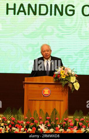 (141113) -- NAY PYI TAW, 13 NOVEMBRE 2014 -- Najib Razak, Premier ministre de Malaisie et président du Sommet de l'ASEAN 2015 et des sommets connexes, prend la parole lors de la cérémonie de clôture du Sommet de l'ASEAN et de la passation de la présidence de l'ASEAN à la Malaisie à Nay Pyi Taw, Myanmar, le 13 novembre 2014. Le 25e Sommet de l'ASEAN et les sommets connexes se sont clôturés jeudi. )(dzl) MYANMAR-NAY PYI TAW-ANASE CLÔTURE DU SOMMET MaxPing PUBLICATIONxNOTxINxCHN Nay Pyi Taw nov 13 2014 Najib Razak les premiers ministres de Malaisie et président du Sommet de l'ANASE de 2015 et des sommets CONNEXES prennent la parole lors de la cérémonie de CLÔTURE du Banque D'Images