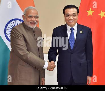 (141113) -- NAY PYI TAW, le 13 novembre 2014 -- le premier ministre chinois Li Keqiang (à droite) rencontre le premier ministre indien Narendra Modi à Nay Pyi Taw, Myanmar, le 13 novembre 2014.) MYANMAR-CHINE-LI KEQIANG-INDIAN PM-MEETING(CN) LixTao PUBLICATIONxNOTxINxCHN Nay Pyi Taw Nov 13 2014 le Premier ministre chinois a quitté Keqiang r rencontre les premiers ministres indiens Narendra modes à Nay Pyi Taw Myanmar Nov 13 2014 Myanmar Chine a quitté Keqiang Indian PM MEETING CN LixTao PUBLICATIONxNOTxINxINxCHN Banque D'Images