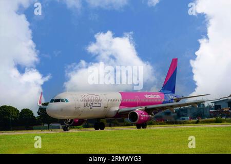 Airbus-A321-NEO-Wizzair atterrissant à l'aéroport international de Leeds et Bradford, West Yorkshire, Angleterre, Royaume-Uni. Banque D'Images