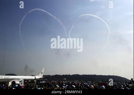 (141116) -- BEIJING, 16 novembre 2014 -- une équipe de voltige de l'armée de l'air des Émirats arabes Unis se produit à la 10e exposition internationale de l'aviation et de l'aérospatiale chinoise à Zhuhai, dans la province du Guangdong, dans le sud de la Chine, le 16 novembre 2014. L'exposition a fermé ici dimanche. ) (wyl) CHINA-GUANGDONG-ZHUHAI-AVIATION & AEROSPACE EXHIBITION-CLOSE (CN) LiangxXu PUBLICATIONxNOTxINxCHN Beijing nov. 16 2014 à l'équipe aérienne des Émirats arabes Unis exécution À la 10e exposition internationale de l'aviation et de l'aérospatiale de Chine à Zhuhai South China S Guangdong province nov. 16 2014 la clôture de l'exposition Banque D'Images