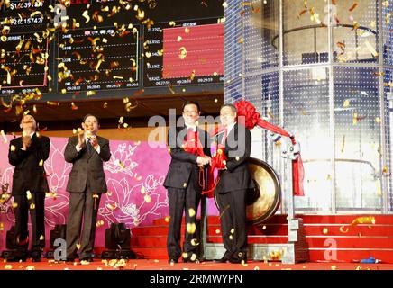 Han Zheng (2e R), secrétaire du comité municipal de Shanghai du Parti communiste chinois (PCC), et Xiao Gang (1e R), président de la Commission chinoise de réglementation des valeurs mobilières (CSRC), assistent à la cérémonie de lancement de Shanghai-Hong Kong stock Connect à Shanghai, dans l'est de la Chine, le 17 novembre 2014. Le site historique Shanghai-Hong Kong stock Connect, qui vise à relier les bourses de Hong Kong et de Shanghai, a été officiellement lancé lundi. (wf) (FOCUS)CHINA-SHANGHAI-HONG KONG STOCK CONNECT-LAUNCH(CN) ChenxFei PUBLICATIONxNOTxINxCHN Han Zheng 2e r Secrétaire du Parti communiste chinois Banque D'Images