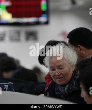 Les investisseurs vérifient les actions dans une salle de commerce d’une société de valeurs mobilières à Shanghai, dans l’est de la Chine, le 17 novembre 2014. Le site historique Shanghai-Hong Kong stock Connect, qui vise à relier les bourses de Hong Kong et de Shanghai, a été officiellement lancé lundi. (wf) CHINA-SHANGHAI-HONG KONG STOCK CONNECT (CN) DingxTing PUBLICATIONxNOTxINxCHN investisseurs Vérifiez les actions À un Trading Hall d'une société de valeurs mobilières à Shanghai East China Nov 17 2014 le Landmark Shanghai Hong Kong Stick Connect qui vise À lier les échanges Stick de Hong Kong et Shanghai ce qui a officiellement lancé LE lundi WF Banque D'Images