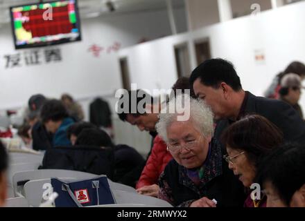 Les investisseurs vérifient les actions dans une salle de commerce d’une société de valeurs mobilières à Shanghai, dans l’est de la Chine, le 17 novembre 2014. Le site historique Shanghai-Hong Kong stock Connect, qui vise à relier les bourses de Hong Kong et de Shanghai, a été officiellement lancé lundi. (wf) CHINA-SHANGHAI-HONG KONG STOCK CONNECT (CN) PeixXin PUBLICATIONxNOTxINxCHN investisseurs Vérifiez les actions À un Trading Hall d'une société de valeurs mobilières à Shanghai East China Nov 17 2014 le Landmark Shanghai Hong Kong Stick Connect qui vise À lier les échanges Stick de Hong Kong et Shanghai ce qui a officiellement lancé LE lundi WF C Banque D'Images