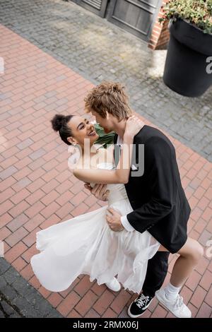 amour en ville, élégant couple multiethnique serrant dans la rue, joie, bonheur Banque D'Images