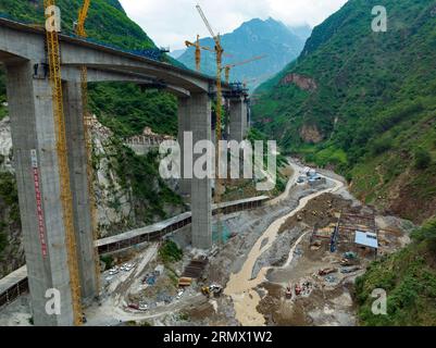 (230830) -- JINYANG, 30 août 2023 (Xinhua) -- cette photo aérienne prise le 30 août 2023 montre des sauveteurs travaillant dans les maisons de travail des ouvriers sur le site de transformation des barres d'acier du groupe Shudao qui entreprenait le projet de construction d'autoroute dans le cours inférieur de la rivière Lugaolin dans le comté de Jinyang de la préfecture autonome de Liangshan Yi, dans la province du Sichuan, dans le sud-ouest de la Chine. Quatre personnes ont été confirmées mortes et 48 autres portées disparues, après que des pluies torrentielles ont frappé le comté de Jinyang dans la préfecture autonome de Liangshan Yi, dans la province du Sichuan au sud-ouest de la Chine, le 21 août, ont déclaré les autorités locales Banque D'Images