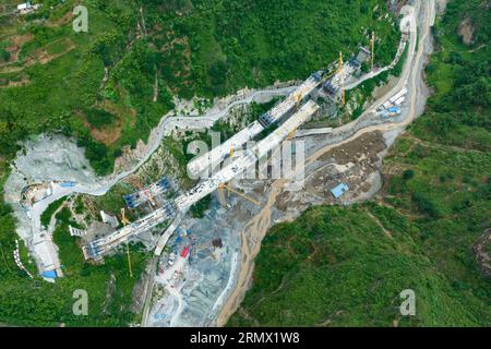 (230830) -- JINYANG, 30 août 2023 (Xinhua) -- cette photo aérienne prise le 30 août 2023 montre les maisons de travail des ouvriers du site de transformation des barres d'acier du groupe Shudao qui entreprenait le projet de construction d'autoroute dans les cours inférieurs de la rivière Lugaolin dans le comté de Jinyang de la préfecture autonome de Liangshan Yi, dans le sud-ouest de la province du Sichuan en Chine. Quatre personnes ont été confirmées mortes et 48 autres portées disparues, après que des pluies torrentielles ont frappé le comté de Jinyang dans la préfecture autonome de Liangshan Yi, dans la province du Sichuan au sud-ouest de la Chine, le 21 août, ont déclaré mercredi les autorités locales. (Xinhua/Shen Banque D'Images