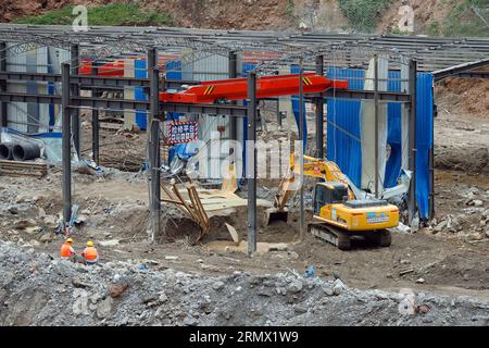 (230830) -- JINYANG, 30 août 2023 (Xinhua) -- cette photo prise le 30 août 2023 montre des sauveteurs travaillant dans les maisons de travail des ouvriers sur le site de transformation des barres d'acier du groupe Shudao qui entreprenait le projet de construction d'autoroute dans le cours inférieur de la rivière Lugaolin dans le comté de Jinyang de la préfecture autonome de Liangshan Yi, dans la province du Sichuan, dans le sud-ouest de la Chine. Quatre personnes ont été confirmées mortes et 48 autres portées disparues, après que des pluies torrentielles ont frappé le comté de Jinyang dans la préfecture autonome de Liangshan Yi, dans la province du Sichuan au sud-ouest de la Chine, le 21 août, ont déclaré mercredi les autorités locales. Banque D'Images