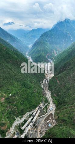 (230830) -- JINYANG, 30 août 2023 (Xinhua) -- cette photo aérienne prise le 30 août 2023 montre les maisons de travail des ouvriers du site de transformation des barres d'acier du groupe Shudao qui entreprenait le projet de construction d'autoroute dans les cours inférieurs de la rivière Lugaolin dans le comté de Jinyang de la préfecture autonome de Liangshan Yi, dans le sud-ouest de la province du Sichuan en Chine. Quatre personnes ont été confirmées mortes et 48 autres portées disparues, après que des pluies torrentielles ont frappé le comté de Jinyang dans la préfecture autonome de Liangshan Yi, dans la province du Sichuan au sud-ouest de la Chine, le 21 août, ont déclaré mercredi les autorités locales. (Xinhua/Shen Banque D'Images