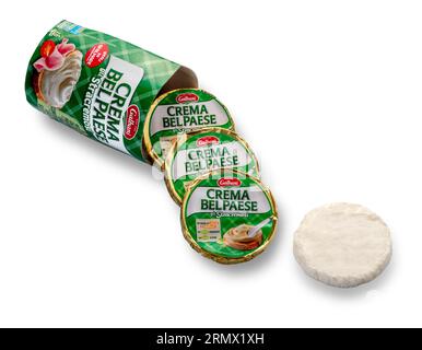 italie - 08 août 2023 : crème Belpaese Galbani, boîte avec paquets de fromage à la crème et produit jeté, isolé sur blanc avec chemin de détourage Banque D'Images