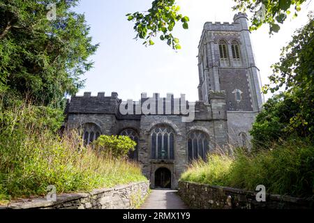 Vue sur une église contre le ciel entourée de verdure avec un chemin menant vers elle Banque D'Images