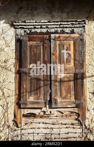 Vieille fenêtre d'une vieille maison. Décoration dans un village ukrainien Banque D'Images