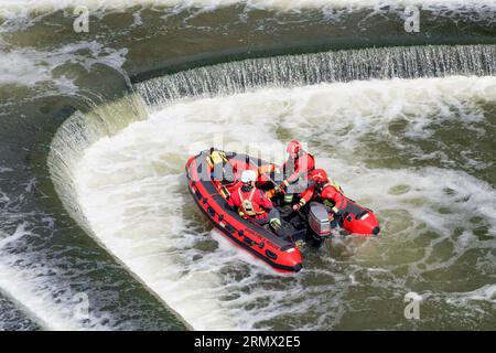 Les membres du Avon Fire & Rescue Service sont photographiés alors qu'ils s'entraînent dans un bateau de sauvetage dans la rivière Avon à Pulteney Weir à Bath Banque D'Images