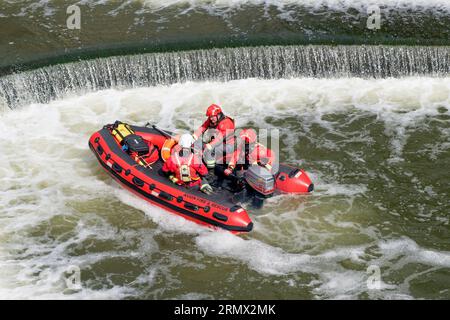 Les membres du Avon Fire & Rescue Service sont photographiés alors qu'ils s'entraînent dans un bateau de sauvetage dans la rivière Avon à Pulteney Weir à Bath Banque D'Images