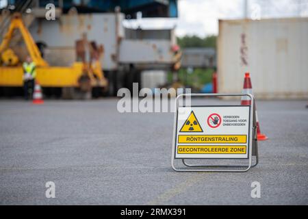 VLISSINGEN - Illustration image réalisée lors d'une visite de travail du roi Willem-Alexander et du secrétaire d'État Aukje de Vries aux Finances (exécutions et douanes) à la douane dans la zone portuaire de Vlissingen. Le thème de la visite était la lutte contre la criminalité subversive. ANP JONAS roosens netherlands Out - belgique Out Banque D'Images