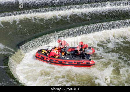 Les membres du Avon Fire & Rescue Service sont photographiés alors qu'ils s'entraînent dans un bateau de sauvetage dans la rivière Avon à Pulteney Weir à Bath Banque D'Images