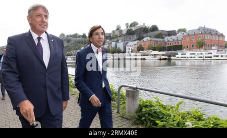 Namur, Belgique. 30 août 2023. Le ministre flamand Jan jambon et le ministre wallon Elio Di Rupo photographiés lors d'une promenade dans le centre-ville de Namur après une rencontre bilatérale entre les ministres wallon et flamand présidents, mercredi 30 août 2023 à jambes, Namur. BELGA PHOTO BENOIT DOPPAGNE crédit : Belga News Agency/Alamy Live News Banque D'Images