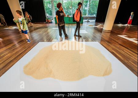 Londres, Royaume-Uni. 30 août 2023. De tous les gens dans tout le monde : Royaume-Uni, une pièce de performance d'installation par Stan's café. Il se déroule du 28 août au⁠ 2 septembre et fait partie de Planet Summer, dans la salle de bal clore, Royal Festival Hall. Deux tonnes de riz avec un grain égal à une personne pour faire des piles qui représentent visuellement les problèmes du jour et aident à les mettre en perspective. Crédit : Guy Bell/Alamy Live News Banque D'Images