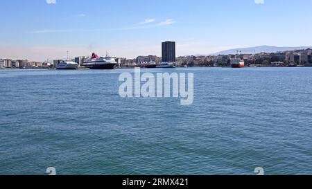 Pirée, Grèce - 04 mai 2015 : navires et ferries amarrés dans le plus grand port commercial grec au Sunny Spring Day. Banque D'Images