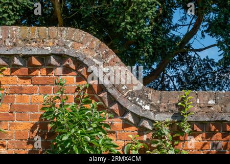 Mur de briques ornées à Saffron Walden, Essex, Angleterre, Royaume-Uni Banque D'Images