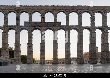 Espagne, Castille et Léon, Ségovie, vue avant l'aube de l'aqueduc de Ségovie, un aqueduc romain avec 167 arches construit autour du premier siècle de notre ère à chan Banque D'Images