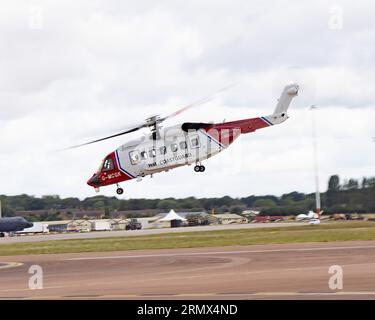 L'hélicoptère Sikorsky S-92 Helibus G-MCGK dans la livrée HM Coastguard part du Royal International Air Tattoo 2023 Banque D'Images
