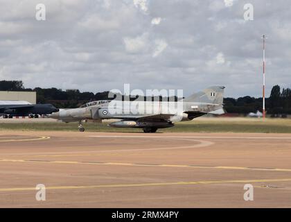 Le chasseur à réaction grec McDonnell Douglas F-4 Phantom II quitte le Royal International Air Tattoo de 2023 Banque D'Images