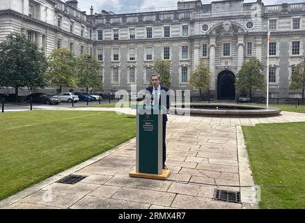 MEILLEURE QUALITÉ DISPONIBLE le ministre de l'enseignement supérieur Simon Harris félicite les étudiants qui reçoivent des offres de placement de troisième niveau mercredi après la publication des résultats du Leaving Certificate, Outside Government Buildings, Dublin. Banque D'Images