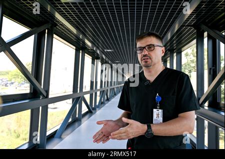 Non exclusive : LVIV, UKRAINE - 29 AOÛT 2023 - le chef du centre de chirurgie de l'hôpital St Nicholas Andrii Dvorakevych parle à la presse sur la RE Banque D'Images