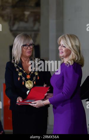 Magdeburg, Allemagne. 30 août 2023. Simone Borris (l, indépendante), maire de Magdebourg, décerne le prix Empereur Otto au président slovaque Zuzana Caputova dans la cathédrale de Magdebourg. Crédit : Klaus-Dietmar Gabbert/dpa/Alamy Live News Banque D'Images