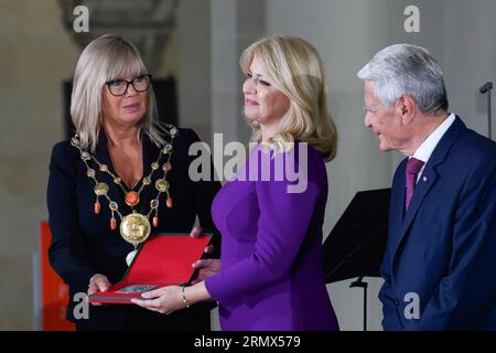 Magdeburg, Allemagne. 30 août 2023. Simone Borris (de gauche à droite, sans affiliation à un parti), maire de Magdebourg, décerne le Prix Empereur Otto au président slovaque Zuzana Caputova, en compagnie de Joachim Gauck, ancien président fédéral, dans la cathédrale de Magdebourg. Crédit : Klaus-Dietmar Gabbert/dpa/Alamy Live News Banque D'Images