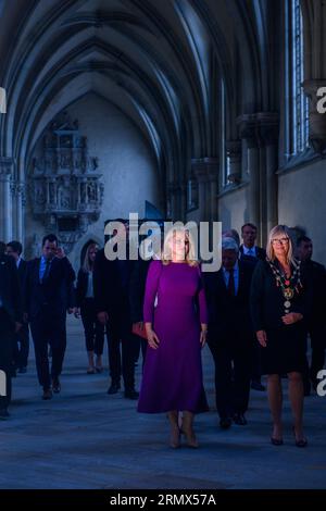 Magdeburg, Allemagne. 30 août 2023. Le président slovaque Zuzana Caputova (à gauche) et Simone Borris (indépendante, à droite), maire de Magdburg, passent devant un projecteur dans la cathédrale de Magdeburg. Dans la cathédrale, le président slovaque avait reçu le prix Kaiser Otto de la ville de Magdebourg. Crédit : Klaus-Dietmar Gabbert/dpa/Alamy Live News Banque D'Images