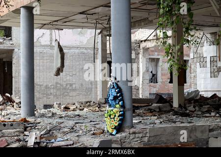 Non exclusif : KHARKIV, UKRAINE - 29 AOÛT 2023 - Une couronne funéraire est photographiée à l'endroit où le personnel de la 113e brigade séparée de la Banque D'Images