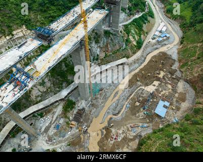 (230830) -- JINYANG, 30 août 2023 (Xinhua) -- cette photo aérienne prise le 30 août 2023 montre des sauveteurs travaillant dans les maisons de travail des ouvriers sur le site de transformation des barres d'acier du groupe Shudao qui entreprenait le projet de construction d'autoroute dans le cours inférieur de la rivière Lugaolin dans le comté de Jinyang de la préfecture autonome de Liangshan Yi, dans la province du Sichuan, dans le sud-ouest de la Chine. Quatre personnes ont été confirmées mortes et 48 autres portées disparues, après que des pluies torrentielles ont frappé le comté de Jinyang dans la préfecture autonome de Liangshan Yi, dans la province du Sichuan au sud-ouest de la Chine, le 21 août, ont déclaré les autorités locales Banque D'Images