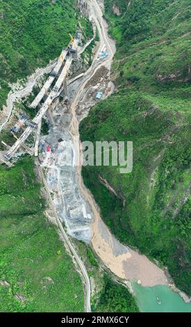 (230830) -- JINYANG, 30 août 2023 (Xinhua) -- cette photo aérienne prise le 30 août 2023 montre les maisons de travail des ouvriers du site de transformation des barres d'acier du groupe Shudao qui entreprenait le projet de construction d'autoroute dans les cours inférieurs de la rivière Lugaolin dans le comté de Jinyang de la préfecture autonome de Liangshan Yi, dans le sud-ouest de la province du Sichuan en Chine. Quatre personnes ont été confirmées mortes et 48 autres portées disparues, après que des pluies torrentielles ont frappé le comté de Jinyang dans la préfecture autonome de Liangshan Yi, dans la province du Sichuan au sud-ouest de la Chine, le 21 août, ont déclaré mercredi les autorités locales. (Xinhua/Shen Banque D'Images