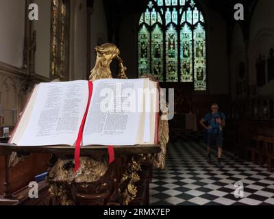 Ouvrez la Bible sur un pupitre dans la chapelle du St John's College, Université d'Oxford, Angleterre. Banque D'Images