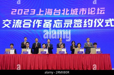 Shanghai, Shanghai et Taipei lors du Forum de la ville de Shanghai-Taipei 2023 à Shanghai dans l'est de la Chine. 30 août 2023. Des mémorandums d'échange et de coopération sont signés dans les domaines de l'industrie de l'exposition, des initiatives à faible émission de carbone et du badminton entre Shanghai et Taipei lors du Forum de la ville de Shanghai-Taipei 2023 à Shanghai dans l'est de la Chine, le 30 août 2023. POUR ALLER AVEC 'ouverture annuelle du Forum de la ville de Shanghai-Taipei à Shanghai' crédit : Liu Ying/Xinhua/Alamy Live News Banque D'Images
