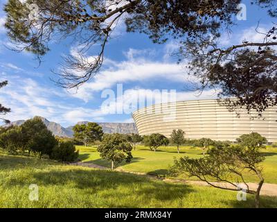 Vue sur le stade du Cap, également connu sous le nom de DHL Stadium et Table Mountain depuis Granger Bay Banque D'Images