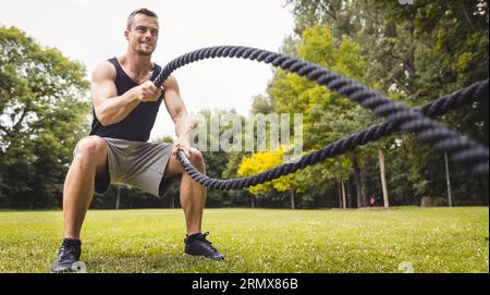 Homme dans le parc utilisant la corde de combat Banque D'Images