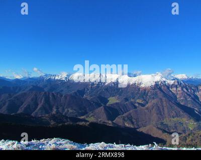 Vue panoramique des sommets enneigés des montagnes des alpes Juliennes en hiver sur une journée bleue claire avec Baska grapa Bellow prendre de Porezen à Goren Banque D'Images