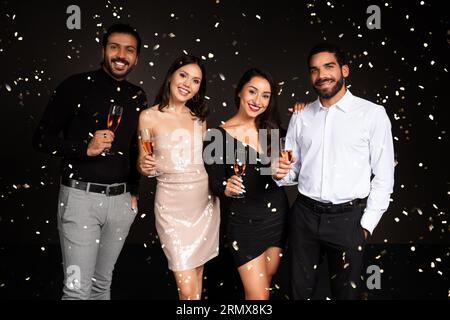 Joyeux jeunes amis multiraciaux appréciant la fête de Noël Banque D'Images