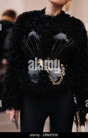 Paris, France - 23 janvier 2023 : Femme porte une veste cardigan en rason noire de Schiaparelli Banque D'Images