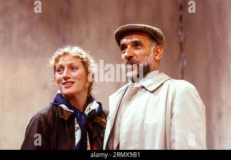 Geraldine James (MS Joslyn), Ben Kingsley (MR Wasserman) dans Un FIANÇAILLES de Lanford Wilson au Man in the Moon Theatre, Londres SW3 26/09/1986 conception : Martin Tilley réalisateur : Alison Sutcliffe Banque D'Images