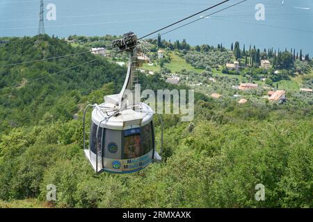 Télécabine Funivia sur le chemin de Malcesine sur le lac de Garde au sommet de la montagne Monte Baldo en Italie Banque D'Images