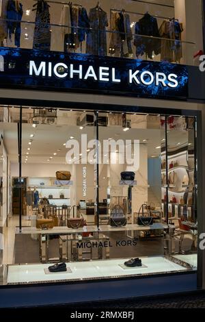 Magasin du designer américain Michael Kors sur le Kurfürstendamm à Berlin le soir Banque D'Images