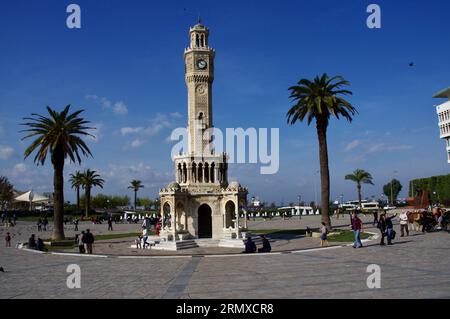 İzmir, Türkiye, la Tour de l'horloge İzmir sur la place Konak sous un ciel bleu. Banque D'Images