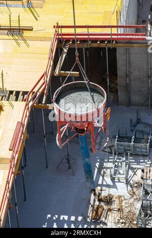 entonnoir en acier avec béton frais sur le chantier de construction Banque D'Images