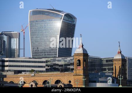 Le Rafael Viñoly a conçu 20 Fenchurch, également connu sous le nom de Walkie Talkie Building, se dresse dans le fond des tours de la rue Canon Banque D'Images